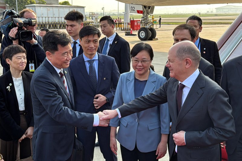 올라프 숄츠 독일 총리가 14일 중국 충칭 공항에 도착, 중국 측 관계자들의 영접을 받고 있다. 숄츠 총리는 사흘 간의 중국 방문을 시작했다. 로이터 연합뉴스