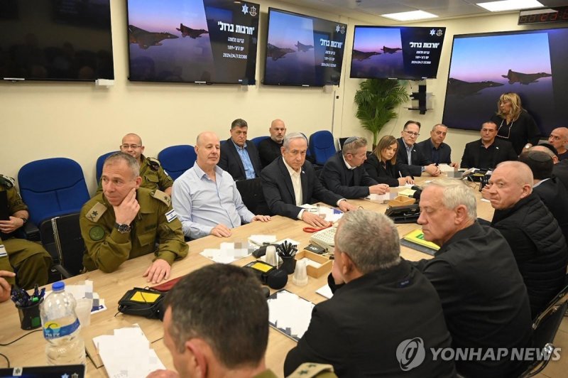 이스라엘 총리실이 공개한 사진에서 14일(현지시간) 텔아비브의 군기지에 베냐민 네타냐후 총리(가운데)를 포함한 전쟁내각이 이란의 드론과 미사일 공격에 대한 대응책을 논의하기 위해 회의를 하고 있다.AFP연합뉴스