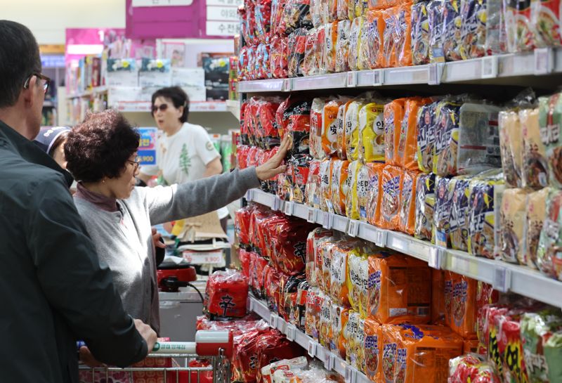 한국소비자원에 따르면 다소비 가공식품 32개 품목의 올해 1분기(1~3월) 평균가격을 조사한 결과 25개 품목 가격이 지난해 동기보다 상승했다. 14일 서울 서초동 하나로마트를 찾은 시민들이 라면을 살펴고 있다. 사진=박범준 기자