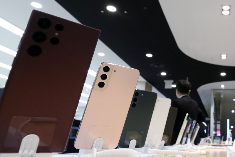 [서울=뉴시스] 백동현 기자 = 7일 오전 서울 시내 한 가전 매장에 갤럭시S22 시리즈가 진열돼 있다. 2022.04.07. livertrent@newsis.com