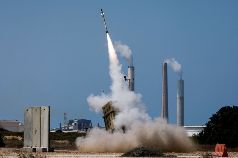 2022년 8월 7일 이스라엘-가자지구 상공에서 이스라엘 저고도 요격 체계 '아이언돔'(Iron Dome)이 이스라엘로 향하는 미사일을 요격하고 있다. 사진=로이터·뉴스1