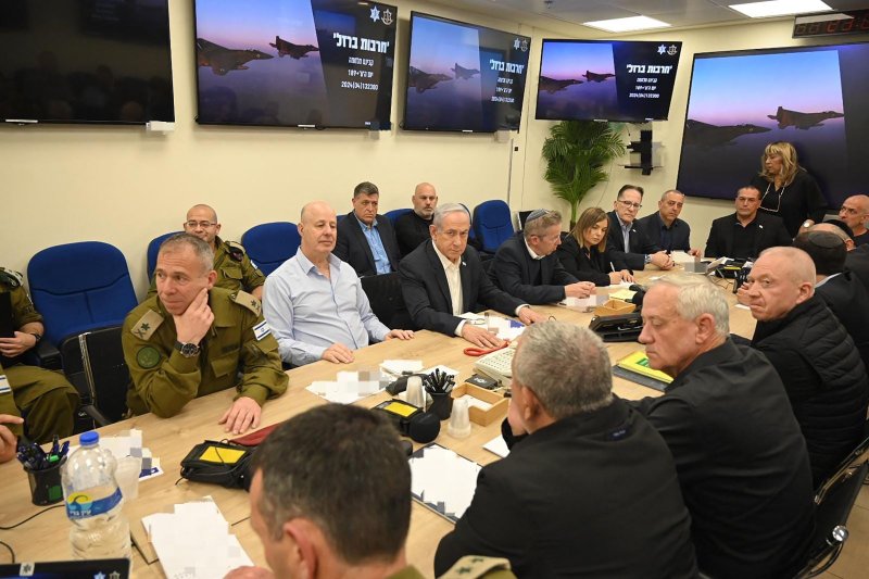 14일(현지시간) 텔아비브의 군기지에서 베냐민 네타냐후 총리(왼쪽 세번째)를 포함한 전쟁내각이 이란의 드론과 미사일 공격에 대한 대응책을 논의하기 위해 회의를 하고 있는 사진을 이스라엘 총리실이 공개했다. AFP연합뉴스