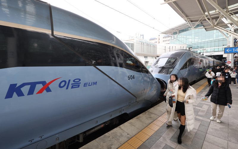 KTX-이음 열차가 승객들을 기다리고 있다. 연합뉴스