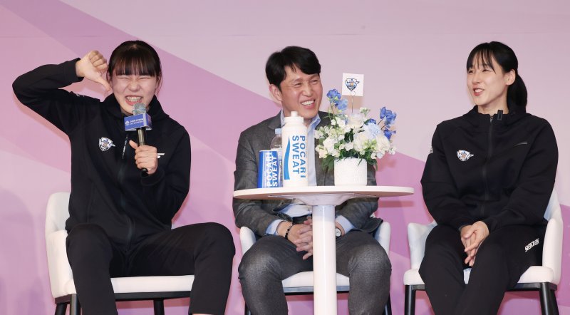 [서울=뉴시스] 김진아 기자 = 5일 서울 마포구 스탠포드호텔코리아에서 열린 우리은행 우리WON 2023-2024 여자프로농구 포스트시즌 미디어데이에서 우리은행 박지현이 질문에 답하고 있다. 2024.03.05. bluesoda@newsis.com