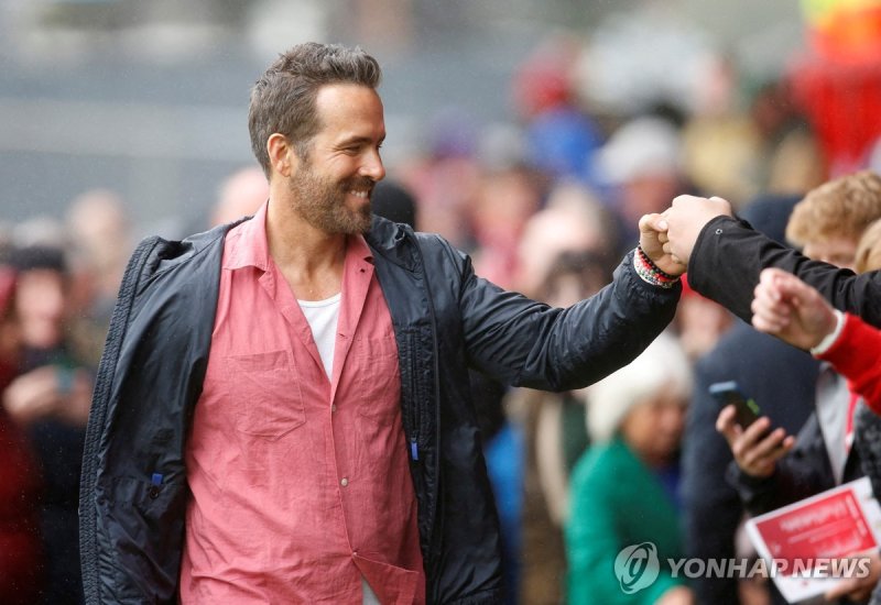 라이언 레이놀즈 FILE PHOTO: Soccer Football - England - League Two - Wrexham v Milton Keynes Dons - Racecourse Ground, Wrexham, Britain - August 5, 2023 Wrexham co-owner Ryan Reynolds with fans before the match Action Images via Reuters/Ed Sykes EDITORIAL USE ONLY. No use with unauthorized audio, video, da