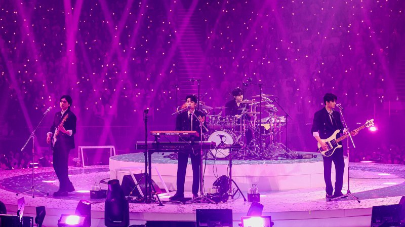 [서울=뉴시스] 밴드 '데이식스(DAY6)'가 14일 오후 서울 잠실실내체육관에서 단독 콘서트 '웰컴 투 더 쇼(Welcome to the Show)'를 펼치고 있다. 최근 발매한 미니 8집 '포에버' 타이틀곡 '웰 컴 투 더 쇼'로 시작한 이날 공연은 360도 무대를 중심으로, 좌석 규모를 최대화해 관객 수용력을 높였다. 보통 해당 공연장에서 콘서트를 여는 경우 5000~6000명이 모이는데 이날 1만1000명 이상이 운집할 수 있었던 이유다. 지난 12일부터 총 3회 공연이 열려 3일간 총 3만4000명이 몰렸다. 자체 최대 규