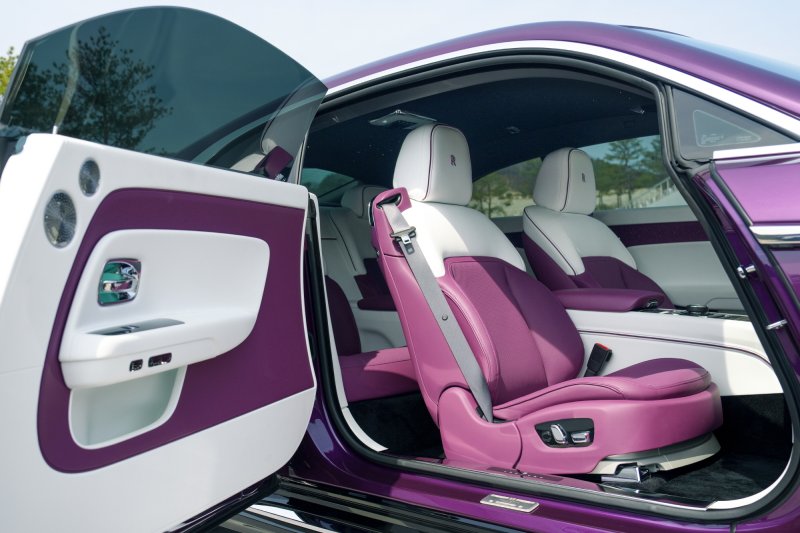 문을 활짝 연 스펙터의 실내.(롤스로이스 제공)