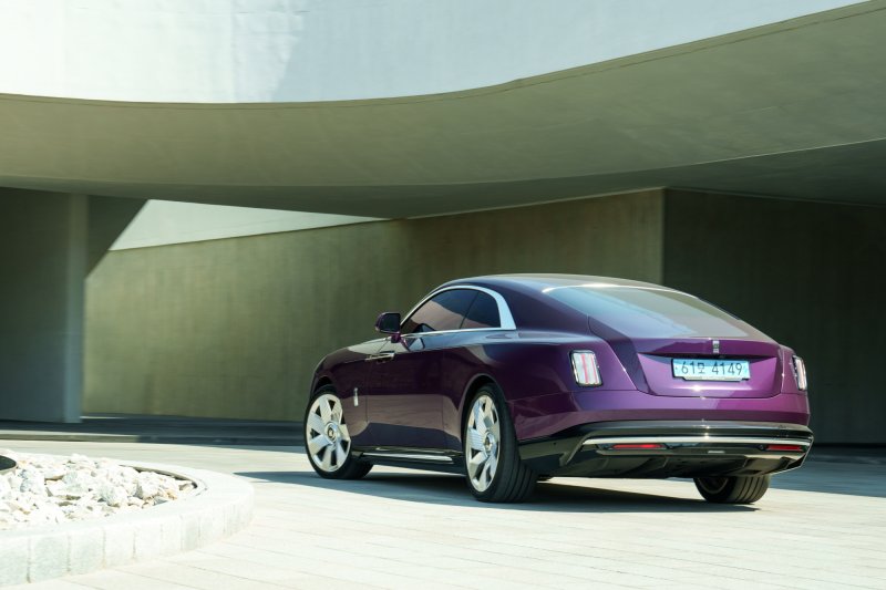 롤스로이스 최초의 순수 전기차 '스펙터'(롤스로이스 제공)