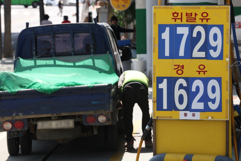 지난 9일 서울시내 한 주유소에 유가정보가 표시돼 있다. 뉴시스.