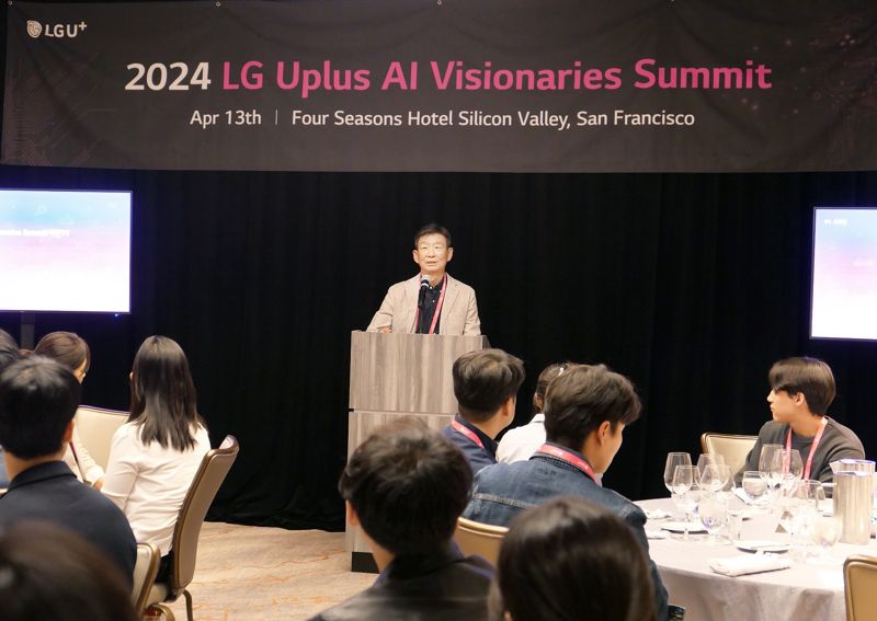 LG유플러스 황현식 사장이 지난 13일(현지시간) 미국 실리콘밸리 포시즌스 호텔에서 AI 분야의 글로벌 인재들과 만남을 갖고 미래 비전을 공유하는 행사를 진행하고 있다. LG유플러스 제공
