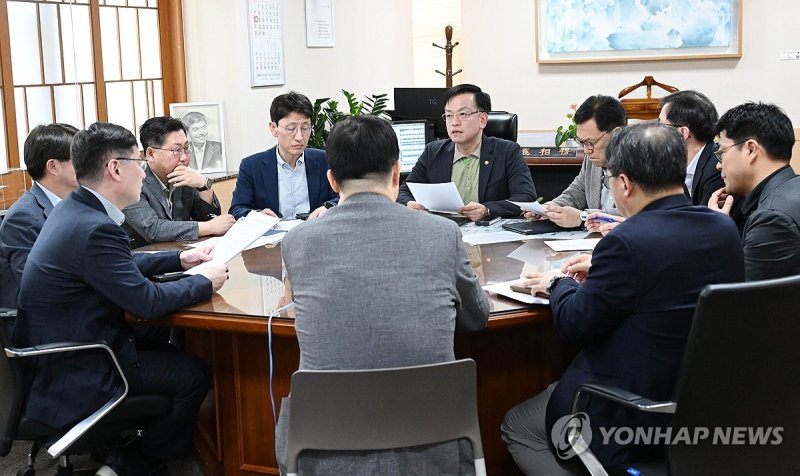 최상목 부총리, 중동사태 관련 대외경제점검회의 최상목 부총리, 중동사태 관련 대외경제점검회의 (서울=연합뉴스) 최상목 부총리 겸 기획재정부 장관이 14일 서울 종로구 정부서울청사에서 이란의 이스라엘 공습에 따라 기재부 주요 간부들이 참석한 대외경제점검회의를 주재, 중동사태 동향을 점검하고 대응 방향을 논의하고 있다. 2024.4.14 [기획재정부 제공. 재판매 및 DB 금지] photo@yna.co.kr (끝)