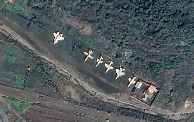 최근 전 세계의 모습을 위성 사진으로 볼 수 있는 구글어스가 공개한 사진엔 평안남도 은산군 군부대에서 전투기 모형이 포착됐다. 출처=구글어스 캡처
