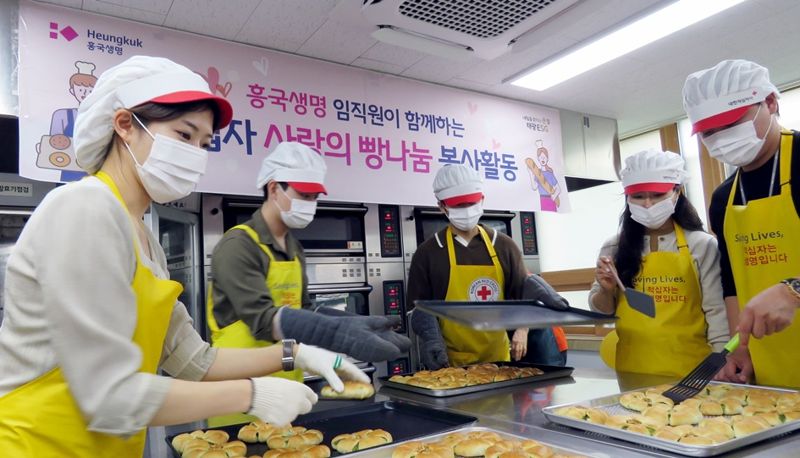 12일 서울 종로구에 위치한 종로빵나눔터에서 흥국생명 임직원들이 사회취약계층 가정에 전달할 빵을 만들고 있다. 사진=흥국생명 제공