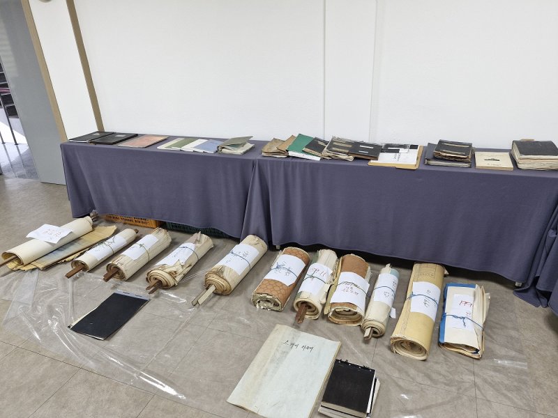 [대전=뉴시스]철거를 앞두고 있는 유성호텔의 각종 도면 등 서류 일체들. 2024. 04. 15 *재판매 및 DB 금지