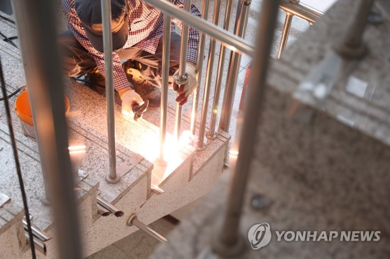 늦었지만…계단 난간 살대 추가 설치 늦었지만…계단 난간 살대 추가 설치 (대구=연합뉴스) 박세진 기자 = 24일 오후 대구 수성구 A 호텔 계단에서 작업자가 난간 살대를 추가 설치하기 위해 용접을 하고 있다. 지난 16일 A 호텔 계단 난간 틈새로 두돌 지난 여아가 추락해 숨졌다. 2023.4.24 psjpsj@yna.co.kr (끝)