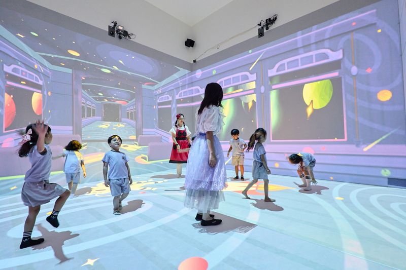 부산시청 들락날락 미디어 아트 공간에서 아이들이 뛰어놀고 있는 모습. 부산시 제공