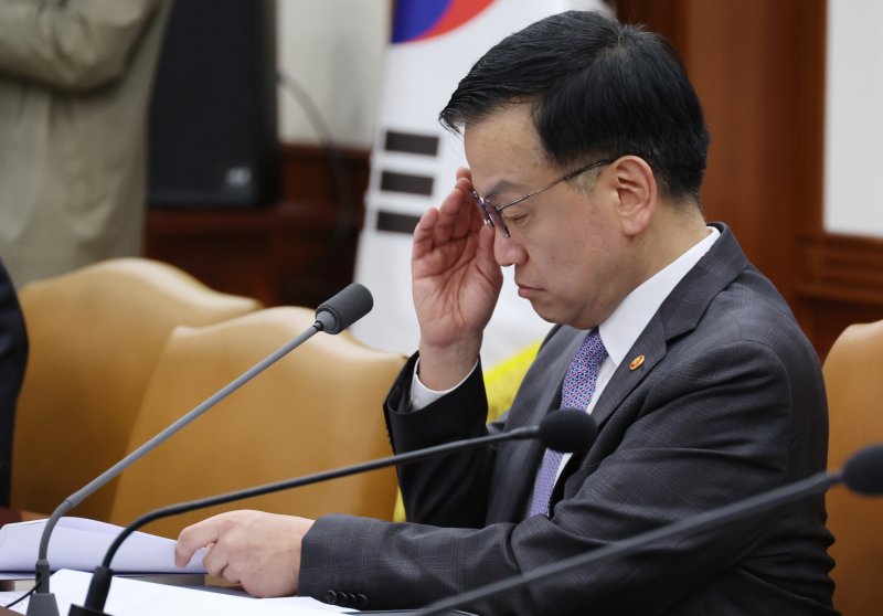 [서울=뉴시스] 김명원 기자 = 최상목 경제부총리 겸 기획재정부 장관이 15일 오전 서울 종로구 정부서울청사에서 열린 비상경제장관회의에 참석해 안경을 고쳐쓰고 있다. 2024.04.15. kmx1105@newsis.com