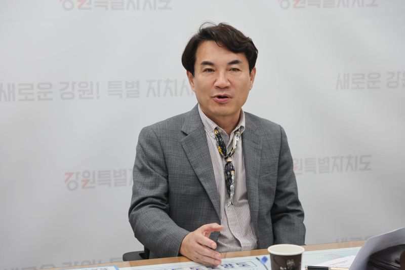 김진태 강원지사가 15일 도청 기자실에서 국회와의 협력에 대해 설명하고 있다. 강원특별자치도 제공