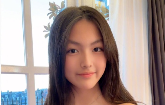 중국 유명 TV 진행자의 14세 딸이 값비싼 디자이너 옷을 입은 사진이 공개되자 논란이 일고 있다. [사진출처 = 웨이보]