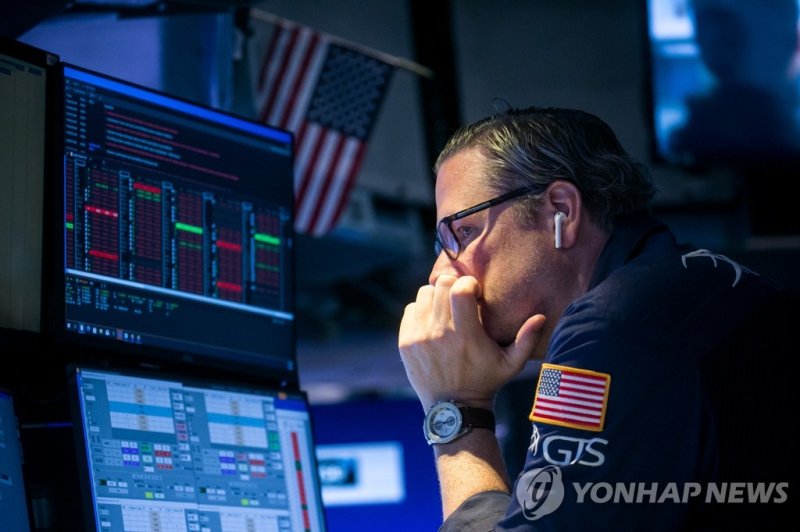 미국 뉴욕증권거래소(NYSE)에서 한 트레이더가 업무를 보고 있다. 연합뉴스 제공