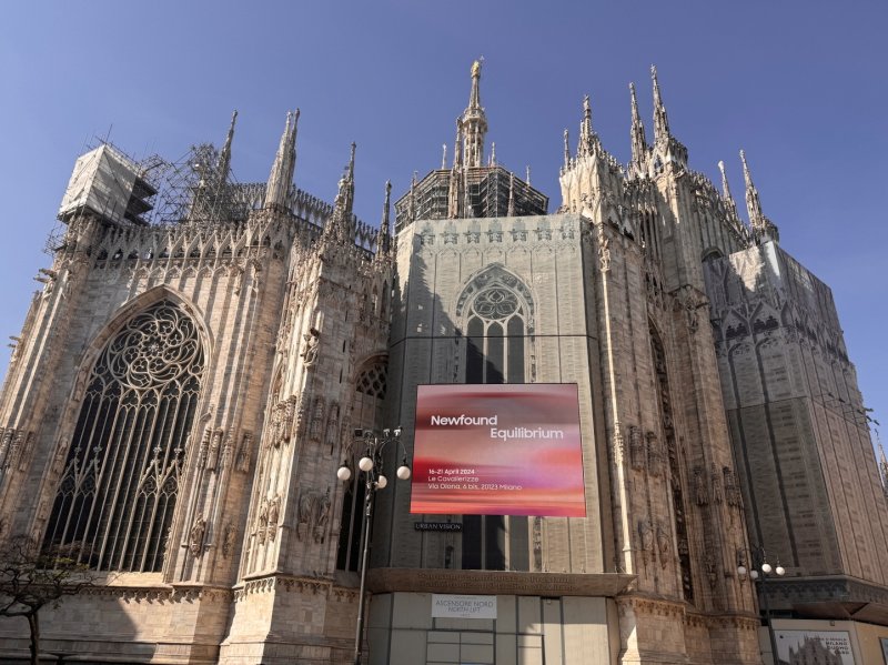 이탈리아 밀라노에서 16~21일(현지시간) 열리는 '밀라노 디자인 위크·유로쿠치나 2024'에 참가하는 삼성전자가 밀라노 두오모 성당 옥외광고 전광판을 통해 디자인 전시 '공존의 미래'를 홍보하고 있다. 삼성전자 제공