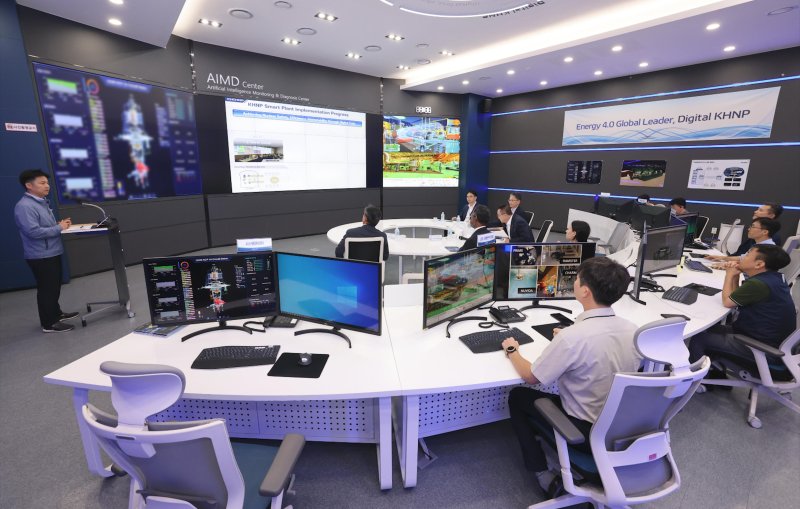 지난 12일 한수원 중앙연구원 AIMD센터에서 근무자들이 원전을 실시간으로 감시하고 있다.