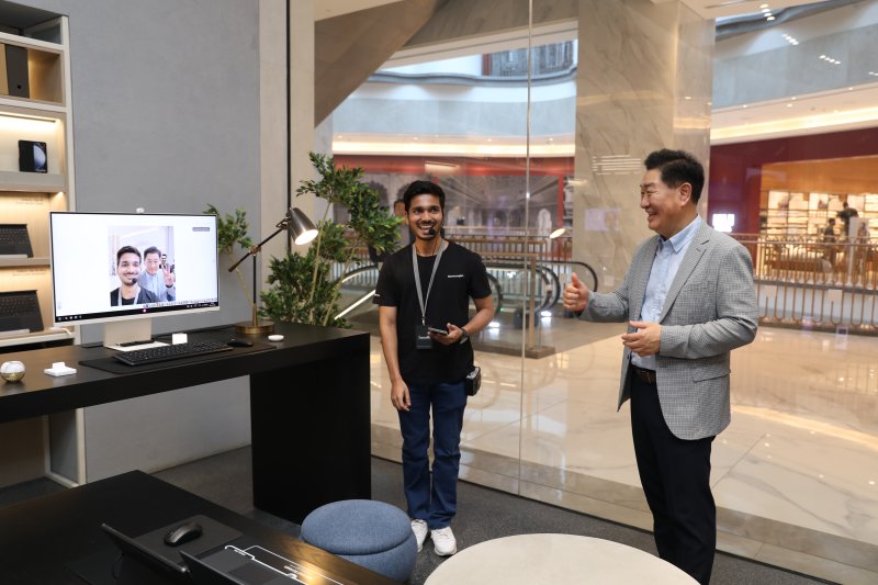 한종희 삼성전자 대표이사 부회장(오른쪽 첫번째)이 지난달 21일 인도 뭄바이 삼성 BKC 매장을 방문해 현지 직원으로부터 제품 설명을 듣고 있다. 삼성전자 제공