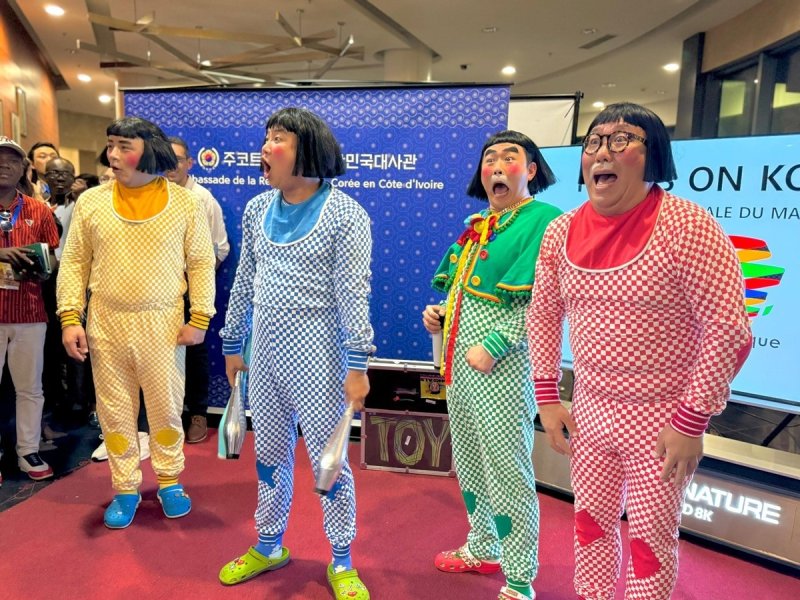 아비장아프리카공연예술축제에서 공연하는 한국 인기 코미디팀 '옹알스' (요하네스버그=연합뉴스) 14일(현지시간) 코트디부아르 아비장 문화의 전당에서 열린 '아비장아프리카공연예술축제'(MASA)에서 특별초청국으로 참여한 한국의 논버벌 코미디팀 '옹알스'. 2024.4.15 [주코트디부아르 한국대사관 제공] photo@yna.co.kr (끝)