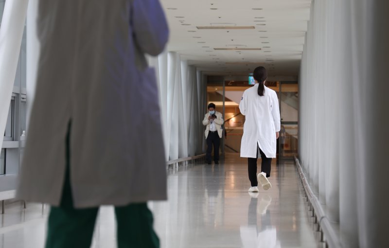서울의 한 대학병원에서 의료진들이 걸어가고 있다. /사진=뉴스1