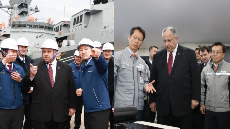 정기선 HD현대 부회장과 권혁웅 한화오션 대표이사 부회장(오른쪽 사진 왼쪽 세 번째)이 2월27일 카를로스 델 토로 미 해군성 장관에게 함정 건조 시설 및 기술력을 소개하고 있다.(HD현대·한화오션 제공)