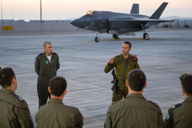 헤르지 할레비(뒷줄 오른쪽) 이스라엘국방군(IDF) 참모총장이 이란 공습으로 피해를 입은 남부 나바팀공군기지를 15일(현지시간) 방문해 장병들을 상대로 연설하고 있다. 이스라엘이 확전을 피하면서도 이란에 보복하는 방안을 탐색하는 가운데 미국과 유럽은 이스라엘 뜯어말리기에 나섰다. 신화연합