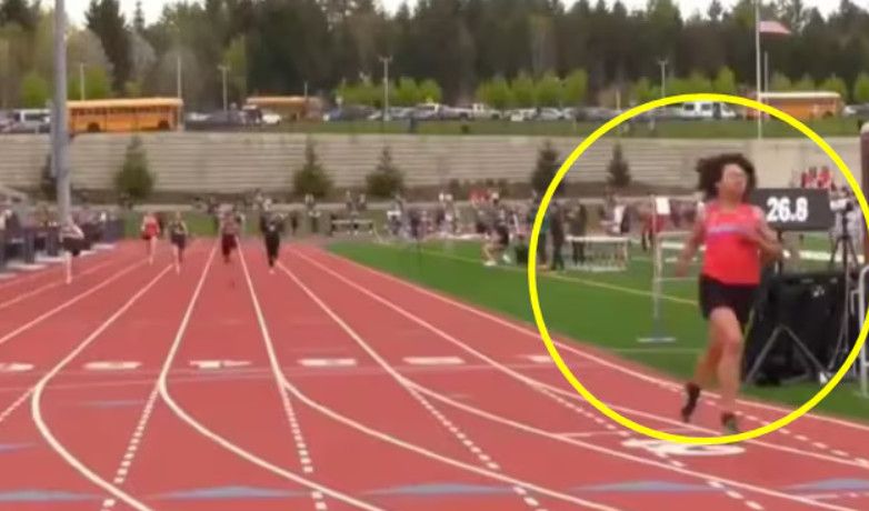 스스로 여성으로 규정한 트랜스젠더 에이든 갤러거가, 고등학교 여성 육상 200m 경기에서 다른 여성 참가자들을 앞서고 있다. 사진=뉴욕포스트