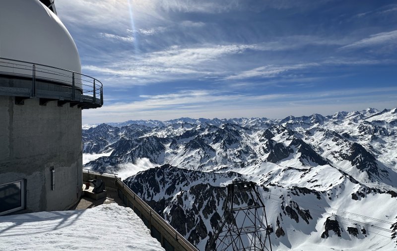피크 뒤 미디 천문대와 그 앞에 펼쳐진 피레네 산맥ⓒ News1 윤슬빈 기자