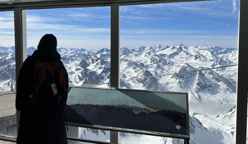 전망대에서 산맥을 감상하는 관광객의 모습ⓒ News1 윤슬빈 기자