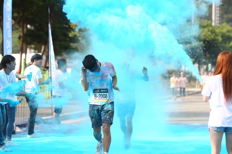 컬러레이스 참가자가 블루 파우더를 맞으며 달리고 있다. 한국마사회 제공