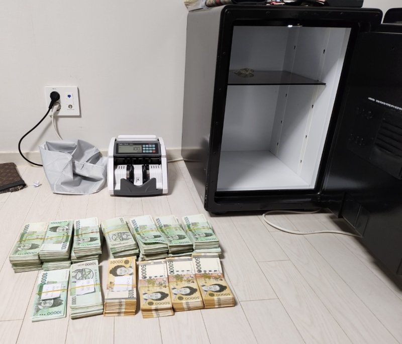 [창원=뉴시스] 경찰에 압수된 성매매 알선 대금. (사진=경남경찰청 제공). 2024.04.16. photo@newsis.com *재판매 및 DB 금지