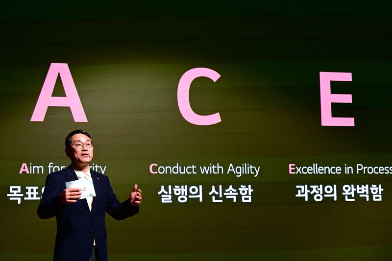 조주완 LG전자 최고경영자(CEO·사장)가 지난 15일 서울 여의도 LG트윈타워에서 'CEO F·U·N Talk'을 열고, 고성과 조직 전환을 위한 행동원칙으로 'A.C.E'를 제시하고 있다. LG전자 제공