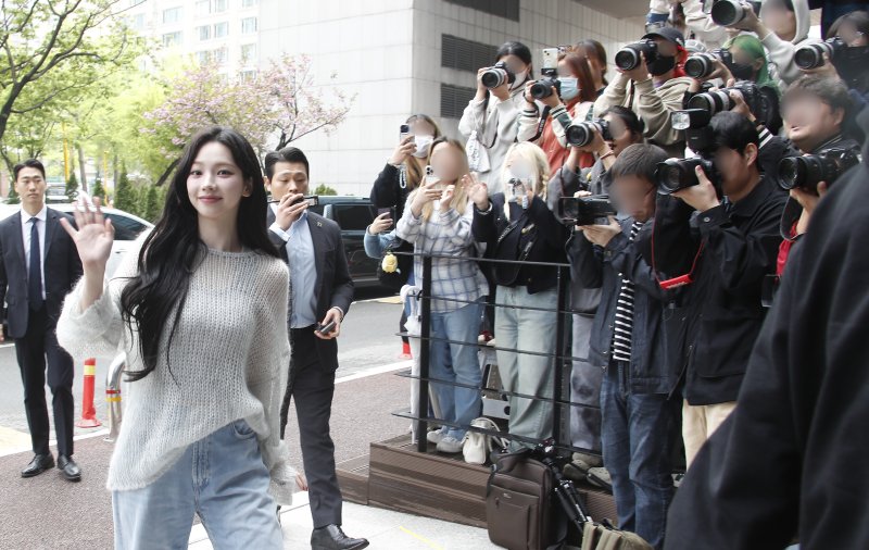 에스파 카리나가 '싱크로유' 녹화를 위해 16일 서울 영등포구 KBS에 도착해 팬들 환호를 받으며 스튜디오로 이동하고 있다.ⓒ News1 권현진 기자