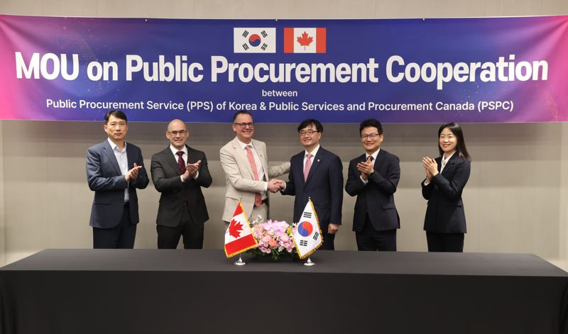 임기근 조달청장(오른쪽 세번째)이 16일 캐나다 공공서비스조달부(PSPC)와 정부조달분야 상호 협력을 위한 업무협약을 체결한 뒤 기념촬영을 하고 있다.