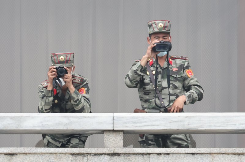 린다 토마스-그린필드 주유엔 미국대사가 판문점 공동경비구역(JSA)에 방문한 지난달 16일 오전 북한 판문각에서 북한군이 남측을 주시하고 있다. 사진=뉴시스