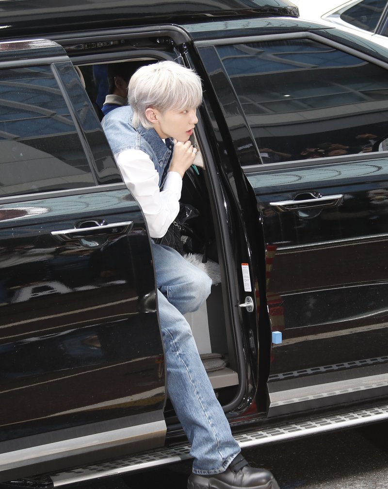 세븐틴 호시가 '싱크로유' 녹화를 위해 16일 서울 영등포구 KBS에 도착해 차에서 내리고 있다. ⓒ News1 권현진 기자