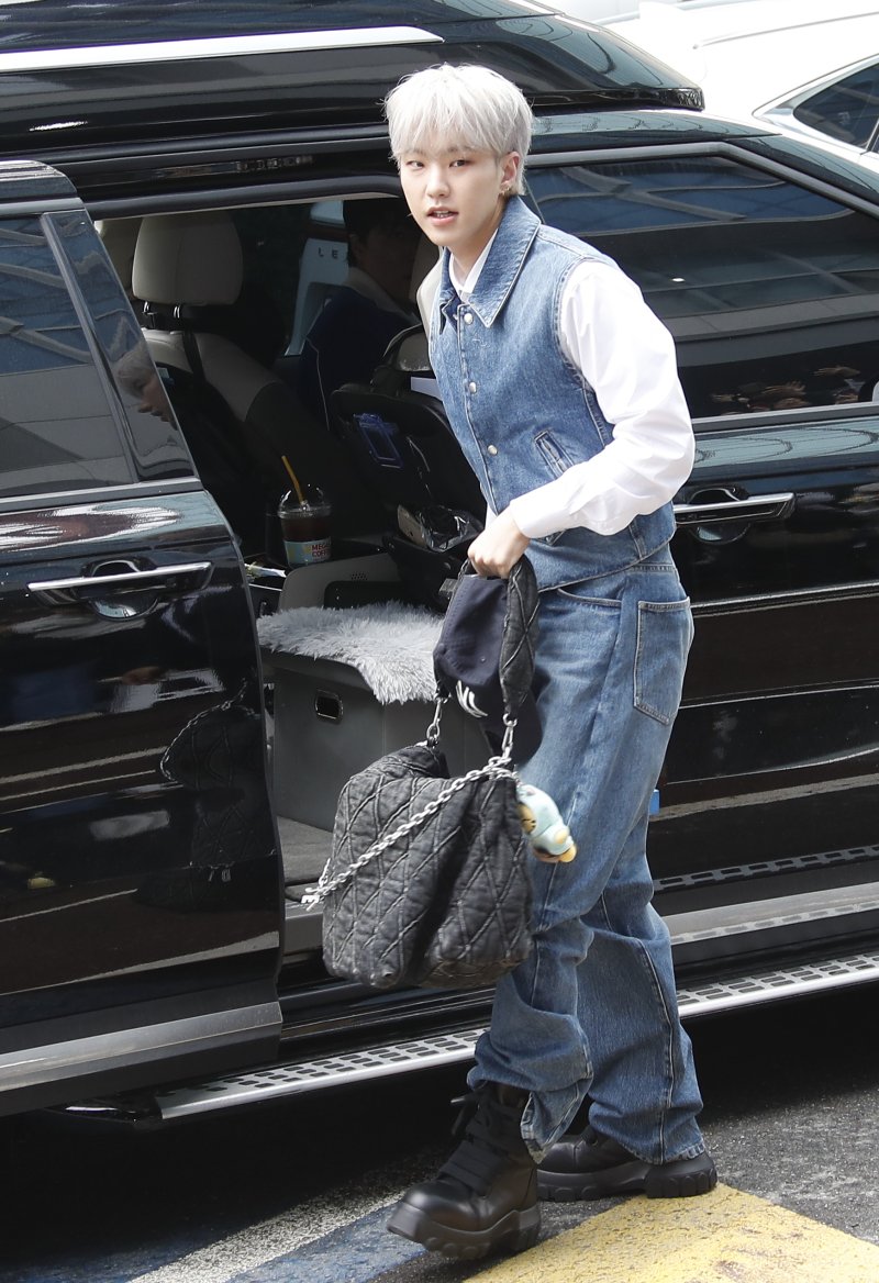 세븐틴 호시가 '싱크로유' 녹화를 위해 16일 서울 영등포구 KBS에 도착해 차에서 내리고 있다. ⓒ News1 권현진 기자