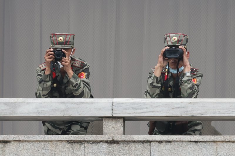 지난달 16일 오전 북한 판문각에서 북한군들이 카메라로 남측지역을 찍고 있다. 사진=뉴스1