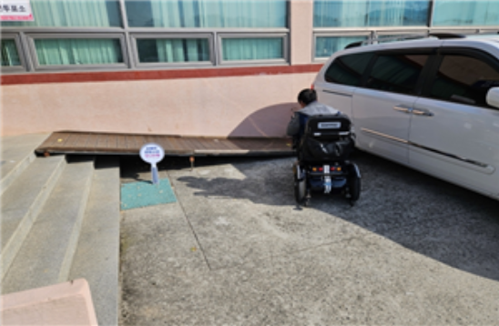 철마면 주민자치센터 투표소 이동약자용 경사로 입구에 주차된 차량. 기장장애인자립생활센터 제공