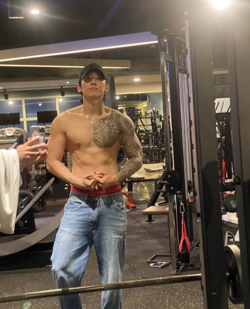 덱스, 거침없는 상의탈의…탄탄 근육질 몸매