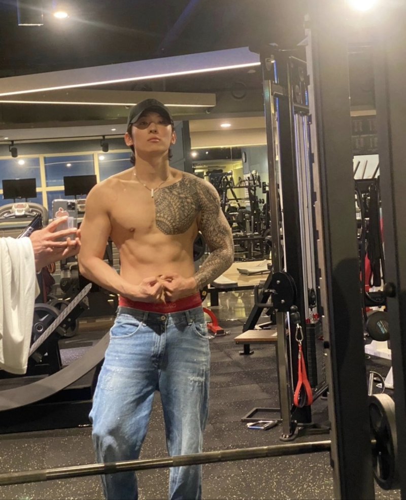 덱스, 거침없는 상의탈의…탄탄 근육질 몸매