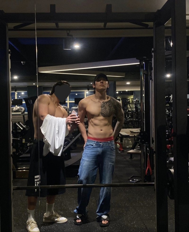 덱스, 거침없는 상의탈의…탄탄 근육질 몸매