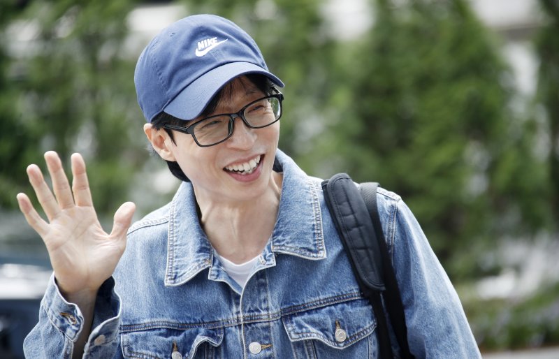 방송인 유재석이 '싱크로유' 녹화를 위해 16일 서울 영등포구 KBS에 도착해 유쾌한 미소를 짓고 있다. ⓒ News1 권현진 기자