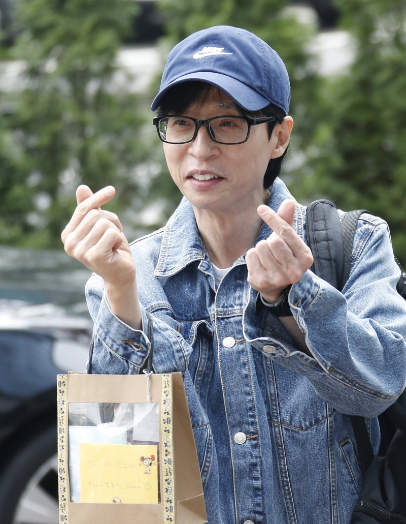 방송인 유재석이 '싱크로유' 녹화를 위해 16일 서울 영등포구 KBS에 도착해 하트를 그리고 있다. ⓒ News1 권현진 기자