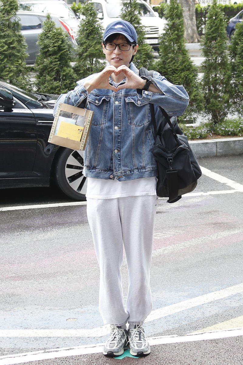 방송인 유재석이 '싱크로유' 녹화를 위해 16일 서울 영등포구 KBS에 도착해 환호하는 팬에게 하트를 보내고 있다. ⓒ News1 권현진 기자